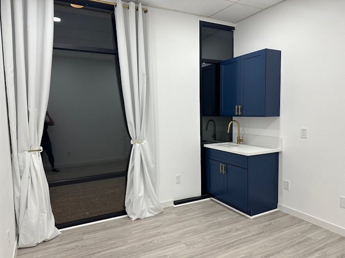 Newly renovated Private Suite for rent in Beauty Salon - Image 2