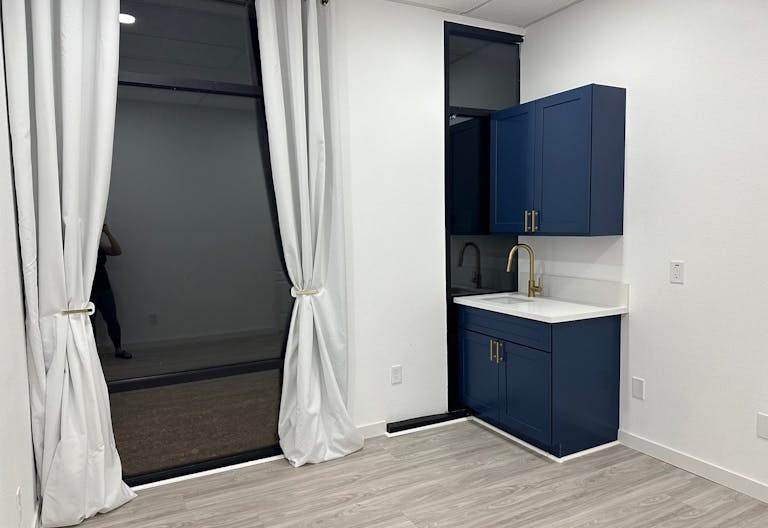 Newly renovated Private Suite for rent in Beauty Salon - Image 2