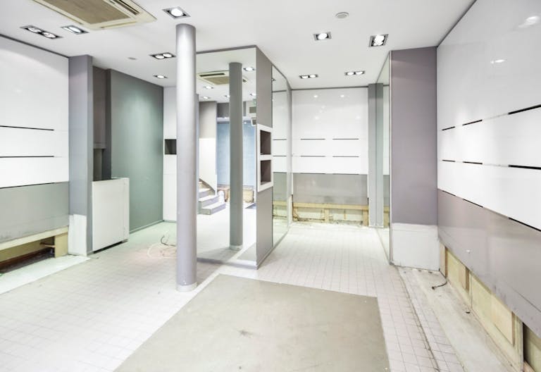 Store in Saint-Germain-des-Pr�s - Image 2