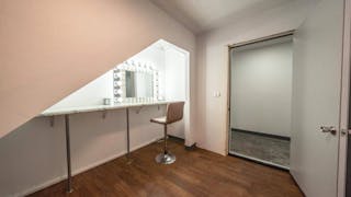 High-ceiling photo studio with a cyclorama wall - Image 7