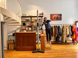 Studio photo dans des décors de cinéma avec salle de réception  - Image 4