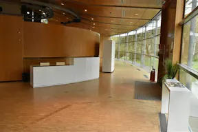 Espace de conférence ou de présentation avec amphithéâtre - Image 7
