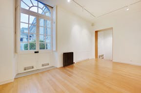 Une galerie confidentielle avec une adresse remarquable - Image 2