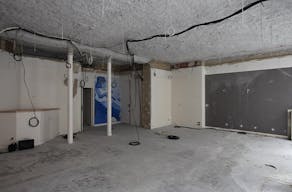 Boutique Shop Busy Area - 8th Arrondissement - Image 2