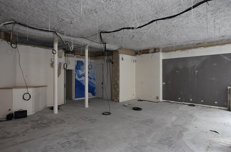 Boutique Shop Busy Area - 8th Arrondissement - Image 2