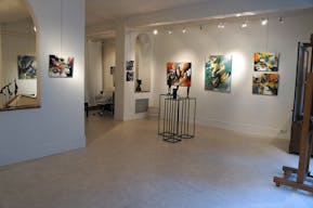 Sophisticated Gallery near Le Bon March� - Image 15