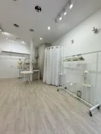 A bright white gallery-style retail space in the heart of Le Marais - Image 2