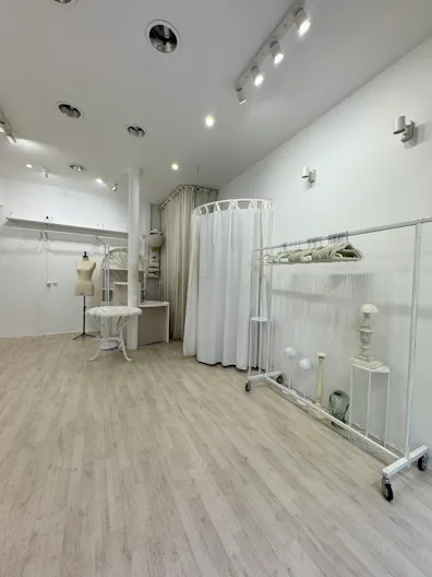 A bright white gallery-style retail space in the heart of Le Marais - Image 2
