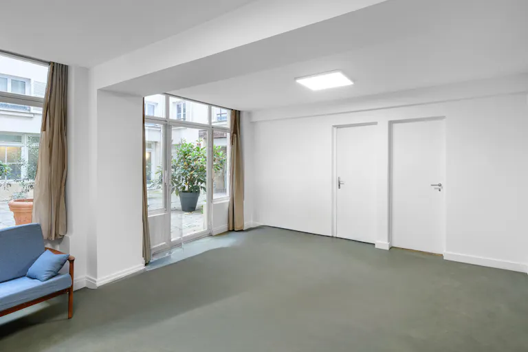 Elegant Showroom in the heart of Paris, Near Pont-Neuf - Image 2