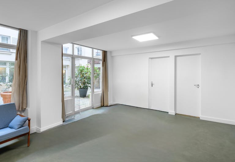 Elegant Showroom in the heart of Paris, Near Pont-Neuf - Image 2