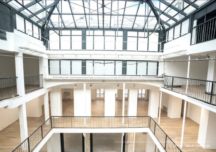 1,200 sqm Grand Showroom on Rue Saint-Merri, Paris