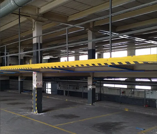 Industrial Space - Former Garage - Paris 11th Arrondissement - Image 4