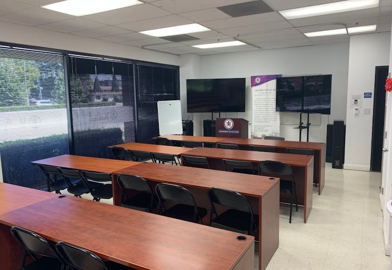 Spacious , quiet and clean room 127 at University of San Jose - Image 1