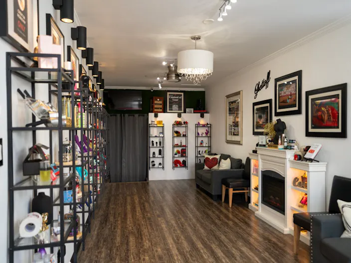 Intimate Boutique - perfect for pop-up store - Image 1