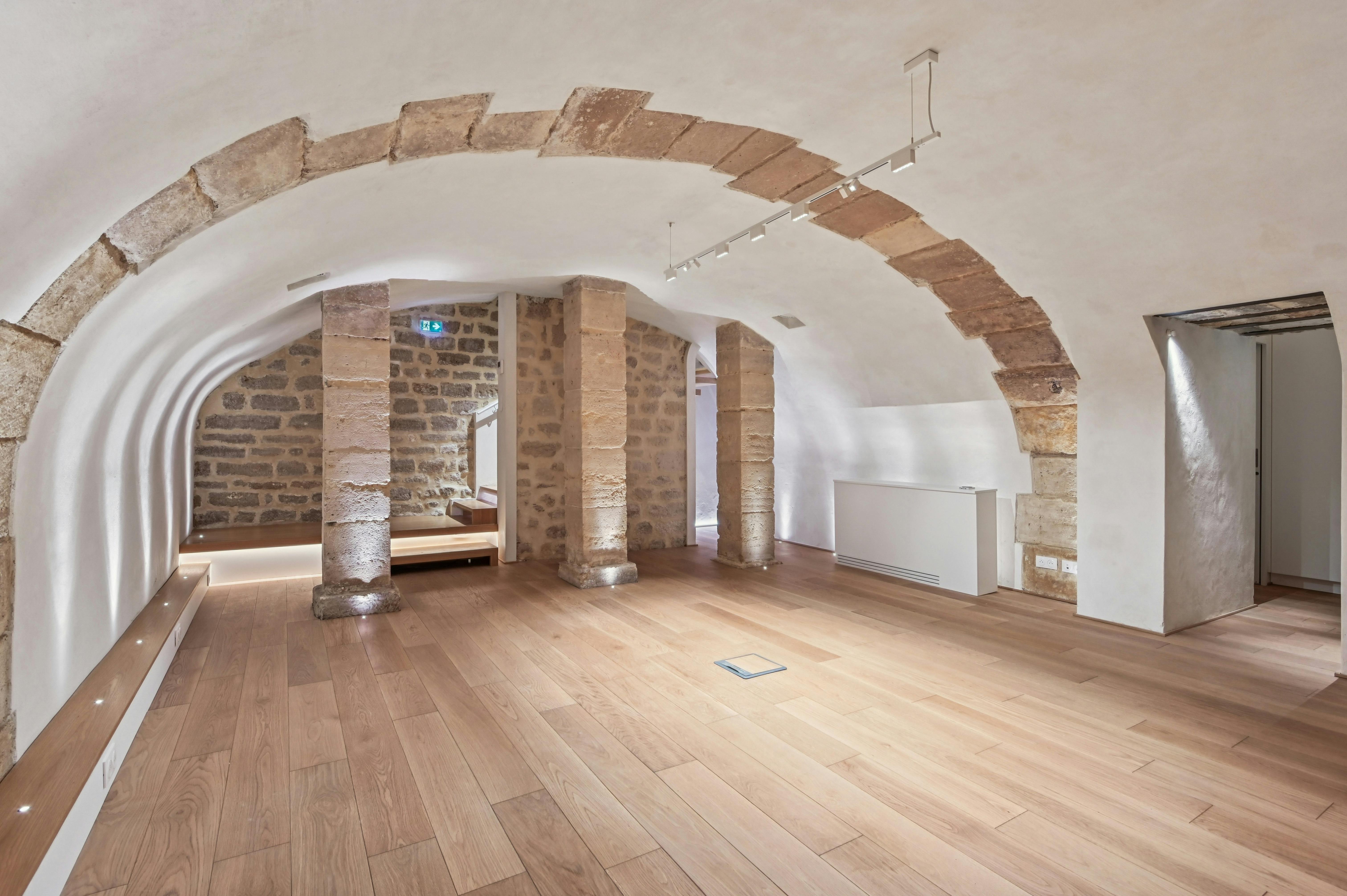 Elegant Gallery and Showroom on Rue du Roi Doré, Paris