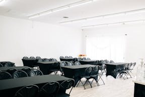 Bright and clean open space for creatives and events - Image 3