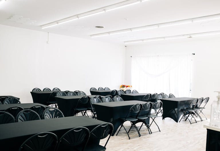 Bright and clean open space for creatives and events - Image 3