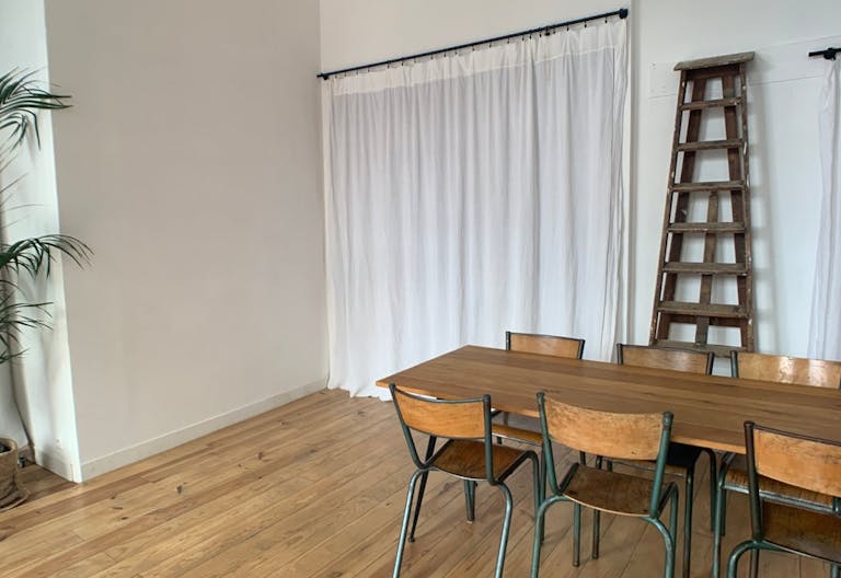 Atelier d'art esprit canut avec vitrine sur rue au coeur de la Croix-Rousse - Image 4