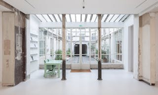 Spectacular art gallery under a glass roof in Saint Germain des Pr�s - Image 2