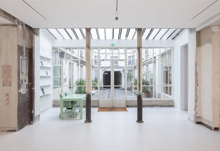 Spectacular art gallery under a glass roof in Saint Germain des Pr�s - Image 2