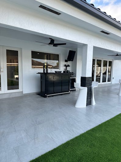 West Kendal Home with resort style infinity pool. - Image 3