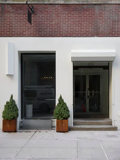 White cube gallery space available for pop-up rentals - Image 0