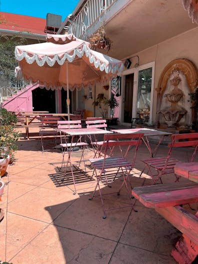 A cozy 900 sq ft caf� with nice interior in the heart of West Hollywood for every occasion - Image 1