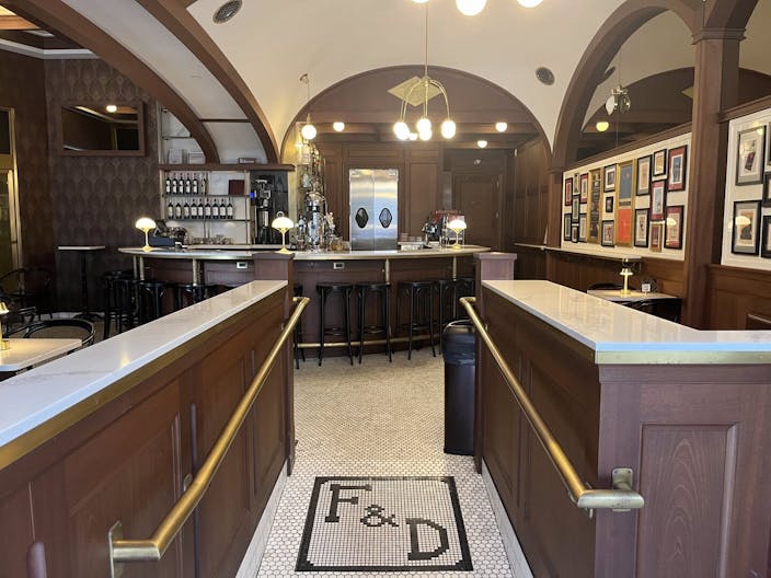 Vntage downtown cocktail bar on the ground floor of the historic Woolworth Building - Image 1