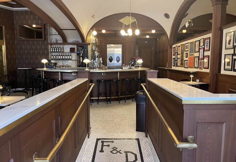 Vntage downtown cocktail bar on the ground floor of the historic Woolworth Building - Image 1