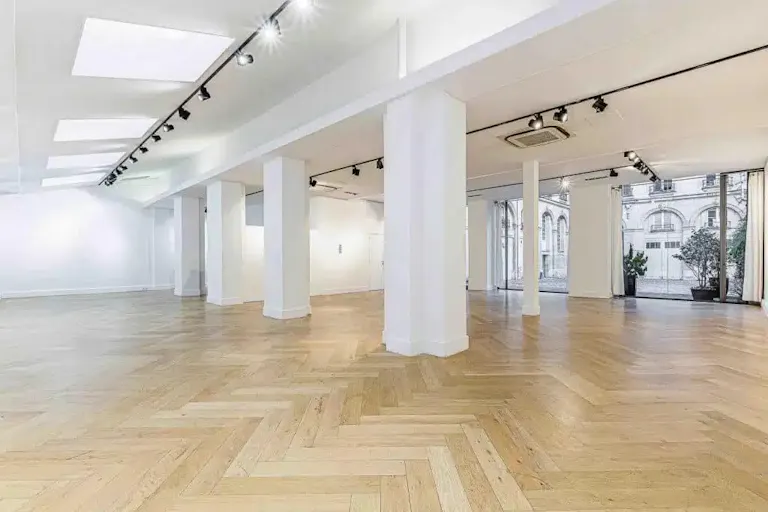 Un Showroom Prestigieux en Plein Marais - Image 2