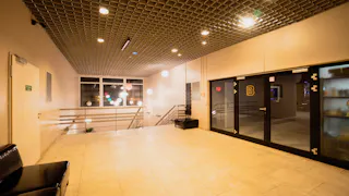 Central Venue with a Berliner Skyline View - Image 9