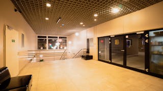 Central Venue with a Berliner Skyline View - Image 9