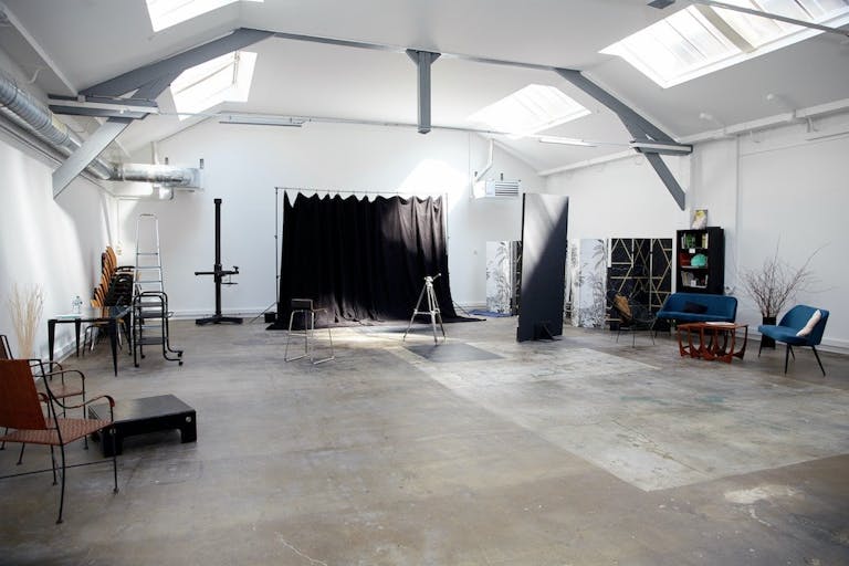 Studio on courtyard in a former artist's studio - Image 0