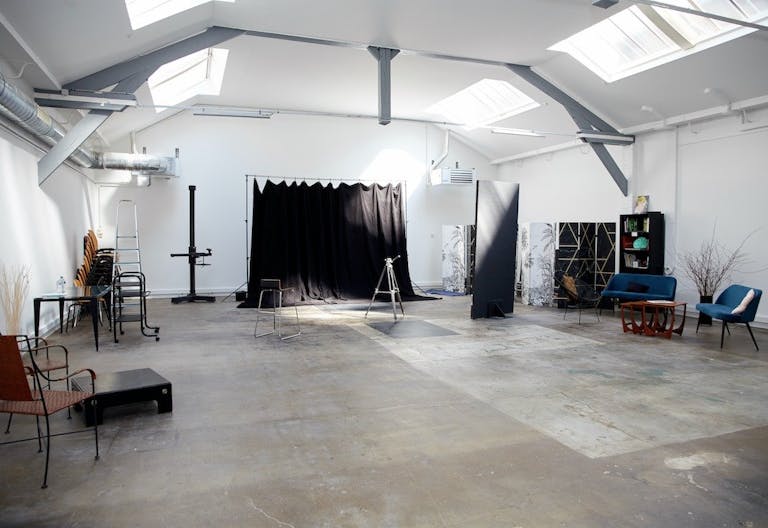 Studio on courtyard in a former artist's studio - Image 0