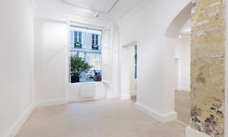 Showroom in Vibrant Le Marais - Image 6