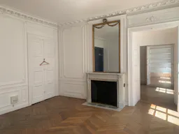 Classic Parisian apartment in the very center of Paris - Image 9