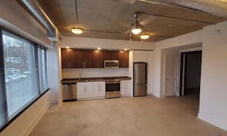 Luxury Loft with Natural Lighting Available for Small Intimate Parties - Image 7