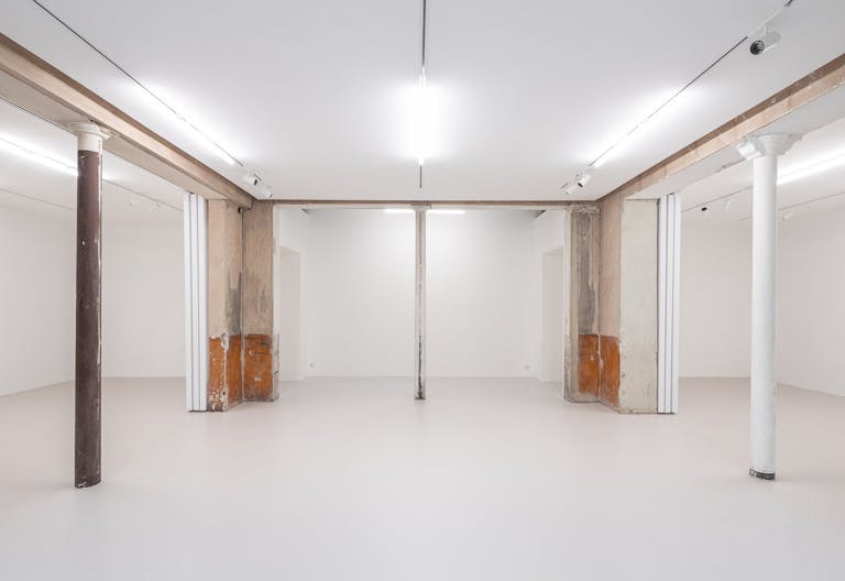 Spectacular art gallery under a glass roof in Saint Germain des Pr�s - Image 3