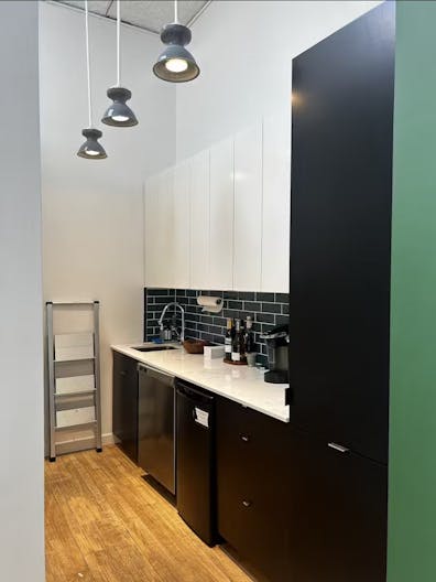 LIGHT-FILLED SHARED OFFICE SPACE IN THE HEART OF FLATIRON - Image 4