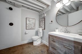 Sun-drenched retail space with 15' Ceilings - Image 6