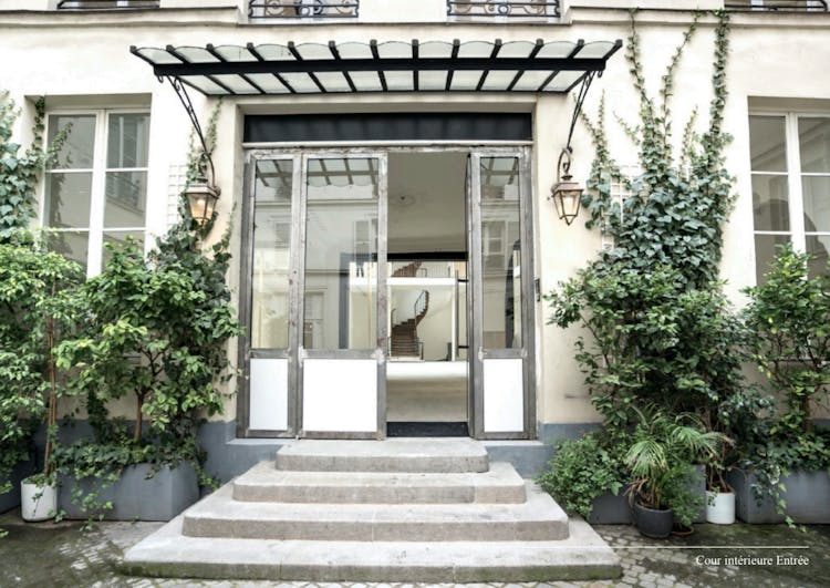 1,200 sqm Grand Showroom on Rue Saint-Merri, Paris