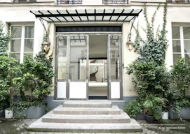 Rue Saint Merri Grand Showroom - Image 8