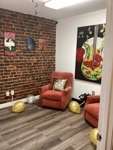 Stylish Art Gallery & Creative Rental Space - Image 2