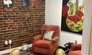 Stylish Art Gallery & Creative Rental Space - Image 2