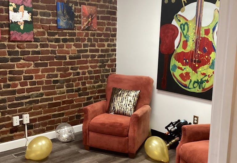 Stylish Art Gallery & Creative Rental Space - Image 2