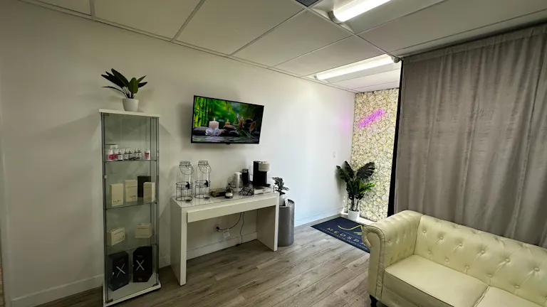 Beautiful SPA with two big rooms and a reception - Image 0