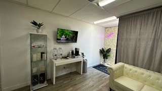 Beautiful SPA with two big rooms and a reception - Image 0