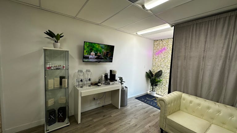 Beautiful SPA with two big rooms and a reception - Image 0