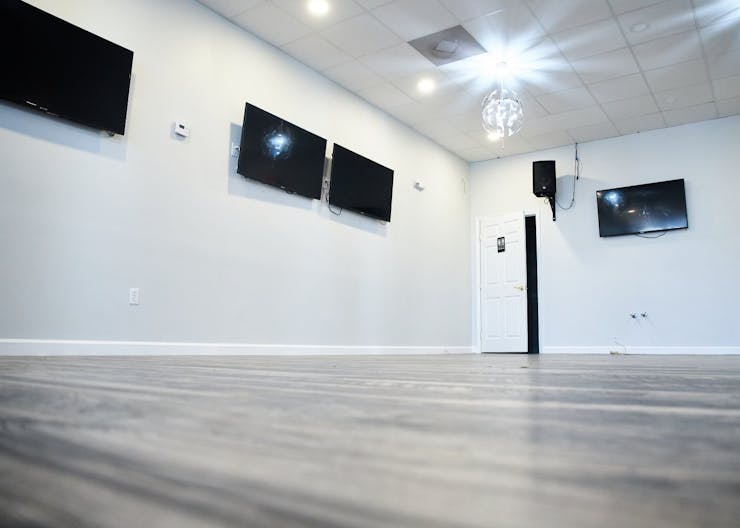 Easy assembly event space for rent - Image 2