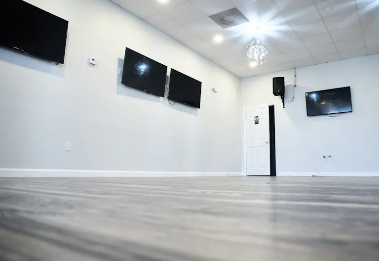 Easy assembly event space for rent - Image 2